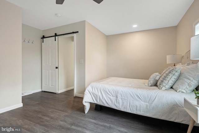 bedroom with recessed lighting, a barn door, ceiling fan, wood finished floors, and baseboards