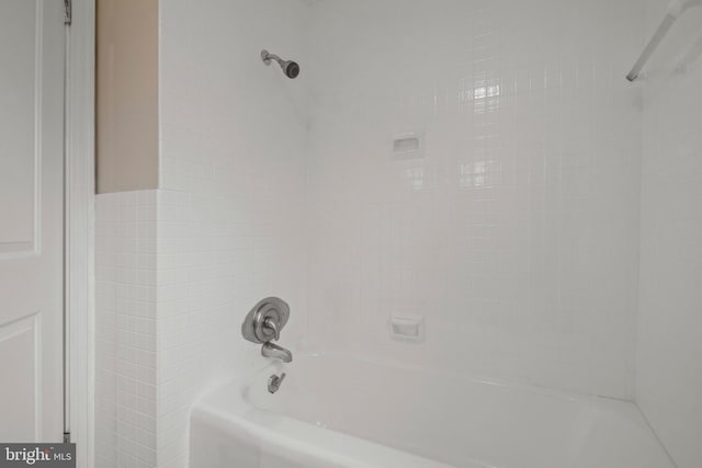 room details with shower / bath combination