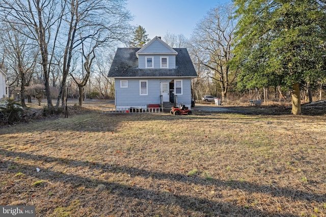 view of front facade featuring a front lawn