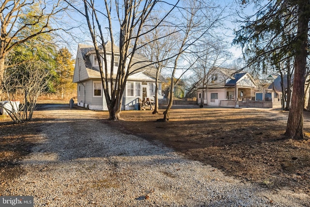 view of front facade with driveway