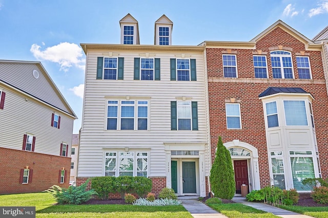 townhome / multi-family property featuring brick siding