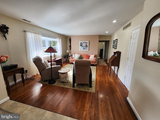 living room featuring recessed lighting, visible vents, baseboards, and wood finished floors