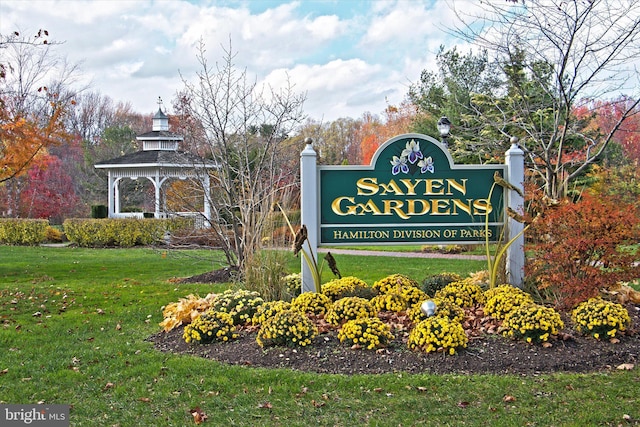 community / neighborhood sign with a lawn