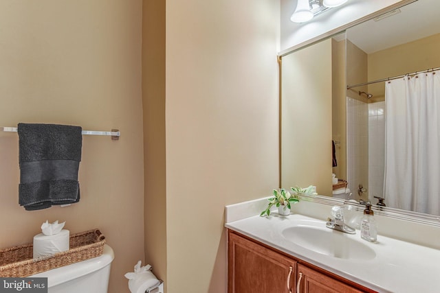 full bath with a shower with curtain, toilet, visible vents, and vanity