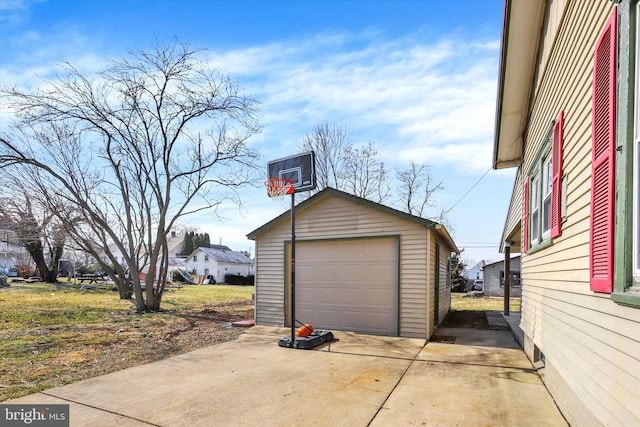 detached garage featuring concrete driveway