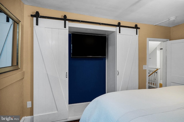 bedroom featuring a barn door