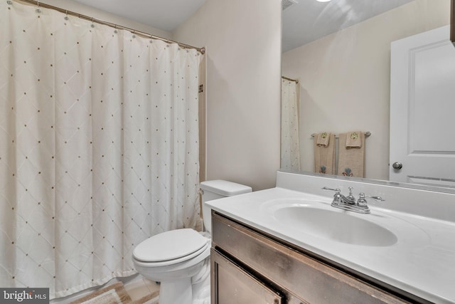 full bathroom featuring vanity, toilet, and a shower with curtain