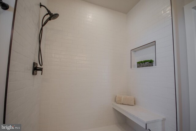 full bath with tiled shower