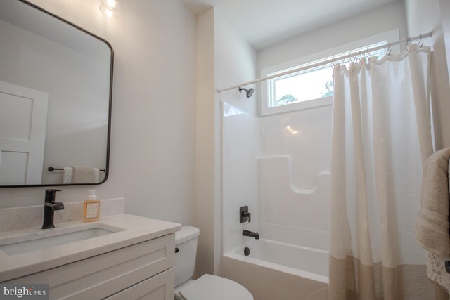 bathroom featuring vanity, toilet, and shower / bath combo