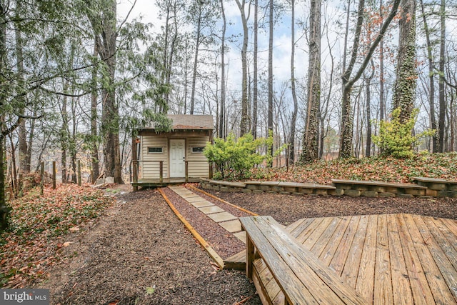 view of yard featuring an outdoor structure