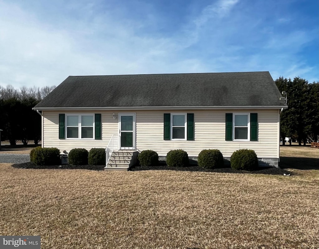 ranch-style house with a front lawn and a shingled roof