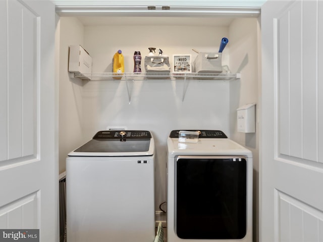 laundry area with laundry area and washing machine and clothes dryer