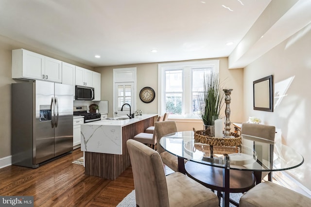 dining space featuring recessed lighting, dark wood finished floors, and baseboards