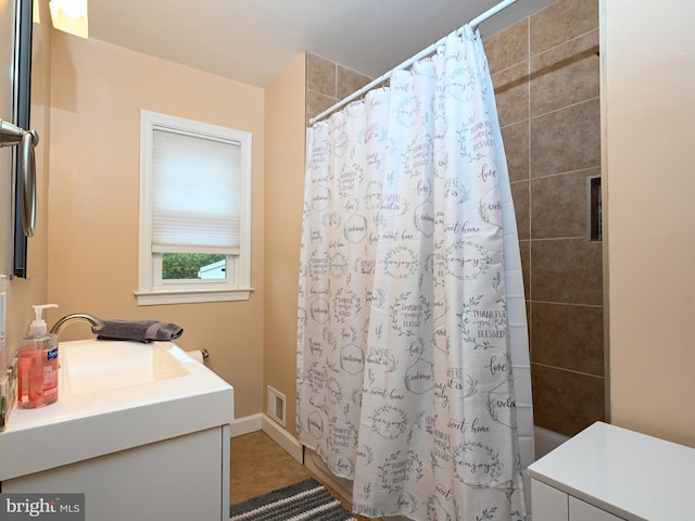 full bathroom featuring a shower with curtain, visible vents, vanity, and baseboards