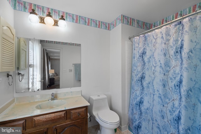 full bath with a shower with curtain, vanity, and toilet