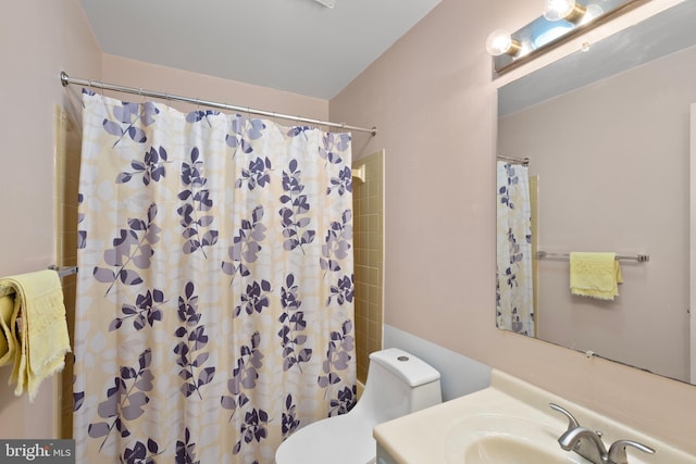 full bathroom featuring curtained shower, vanity, and toilet