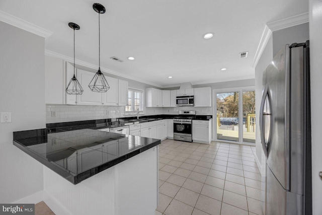 kitchen with a sink, visible vents, appliances with stainless steel finishes, and a peninsula