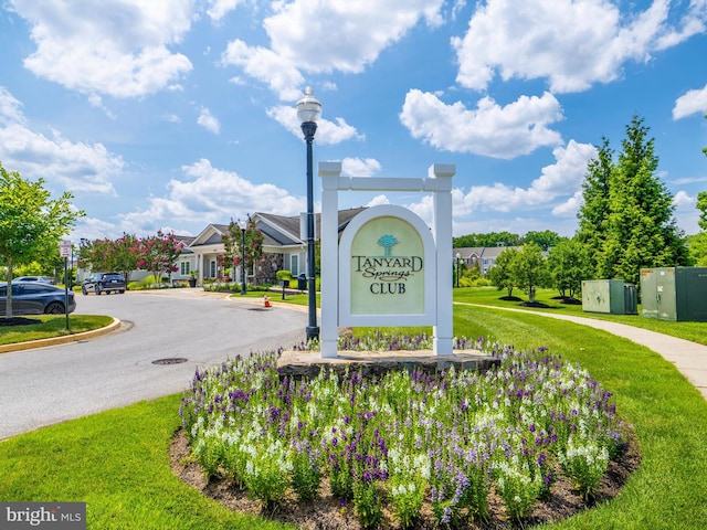 community / neighborhood sign featuring a lawn