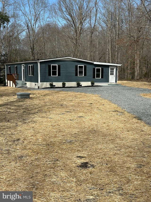 manufactured / mobile home featuring gravel driveway