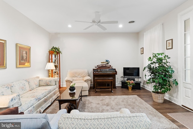 living area featuring dark wood-style floors, baseboards, a ceiling fan, and recessed lighting