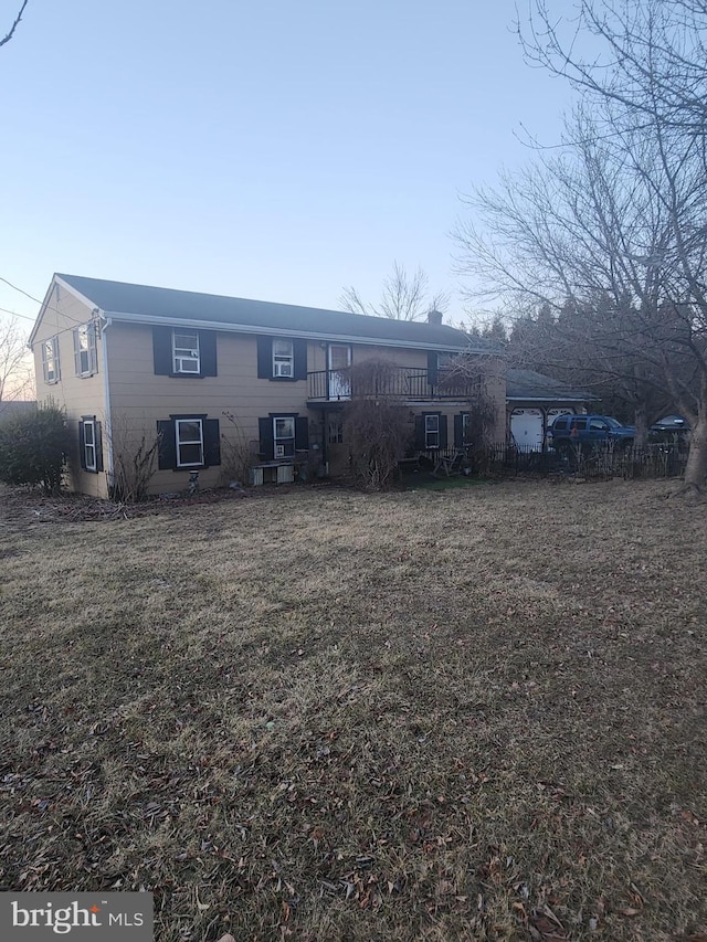 view of front of home featuring a front yard