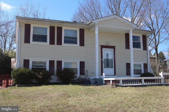 split foyer home featuring a front lawn