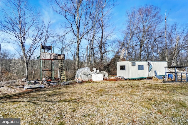 view of yard featuring an outbuilding