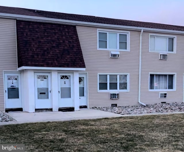 view of front of house featuring roof with shingles and a front yard