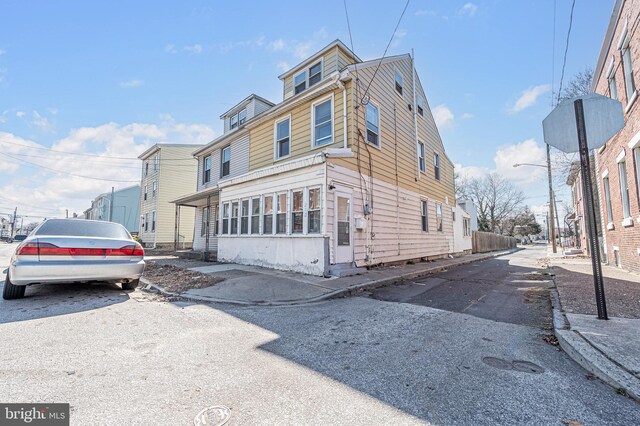 view of american foursquare style home