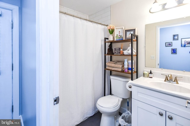 bathroom featuring a shower with shower curtain, vanity, and toilet