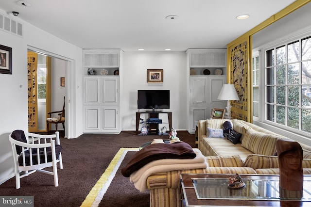 living room featuring carpet flooring, recessed lighting, visible vents, and a wealth of natural light