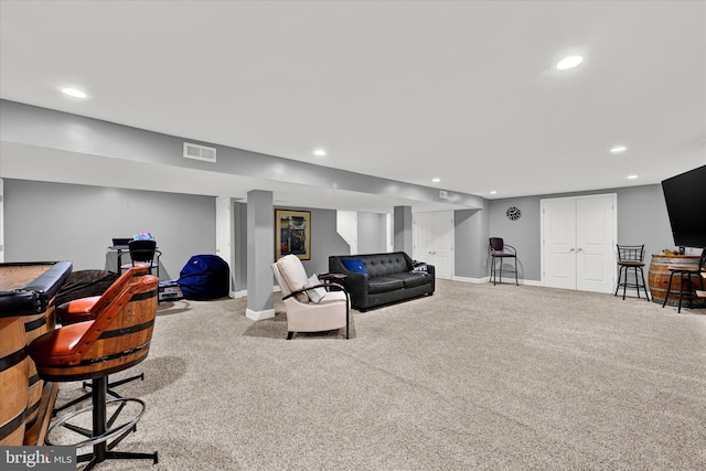 living area with baseboards, carpet, visible vents, and recessed lighting