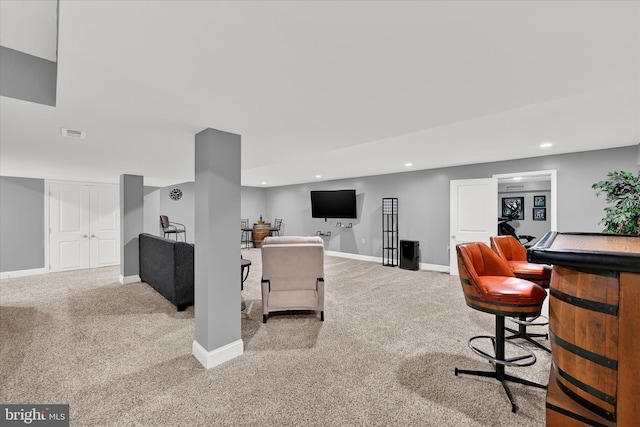 carpeted living room with recessed lighting, visible vents, a dry bar, and baseboards