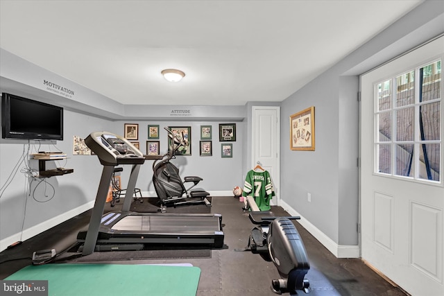 workout room featuring visible vents and baseboards