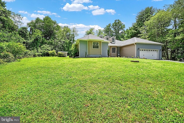 view of front of house featuring a front yard, driveway, and an attached garage