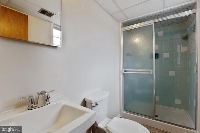 full bath with toilet, a stall shower, a sink, and visible vents