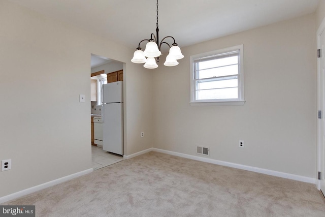 unfurnished room featuring a chandelier, visible vents, light carpet, and baseboards