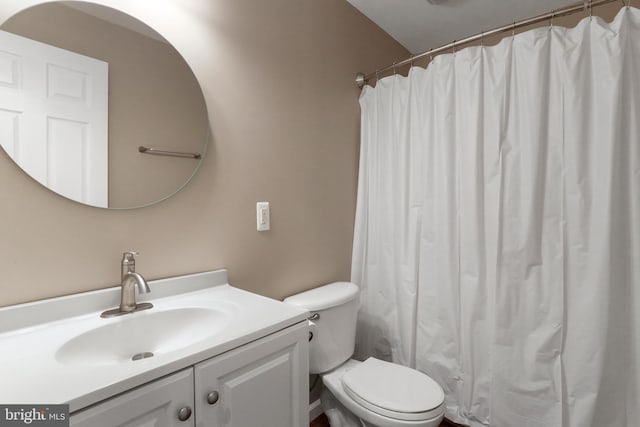 full bath with curtained shower, toilet, and vanity