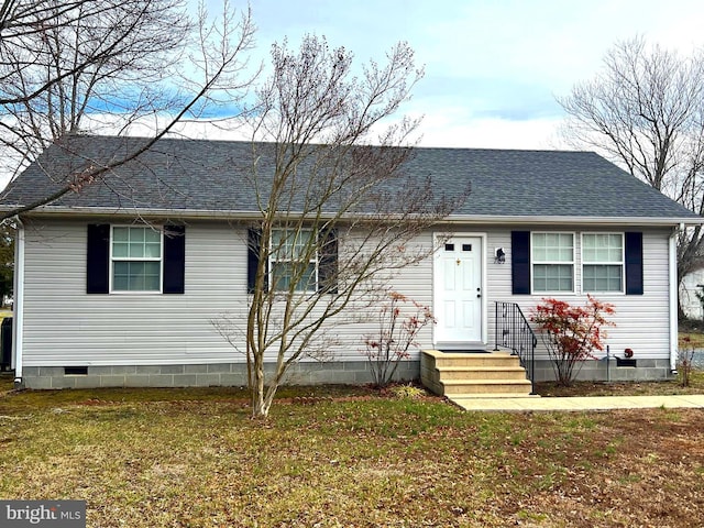 view of front of house featuring crawl space, a front yard, and a shingled roof