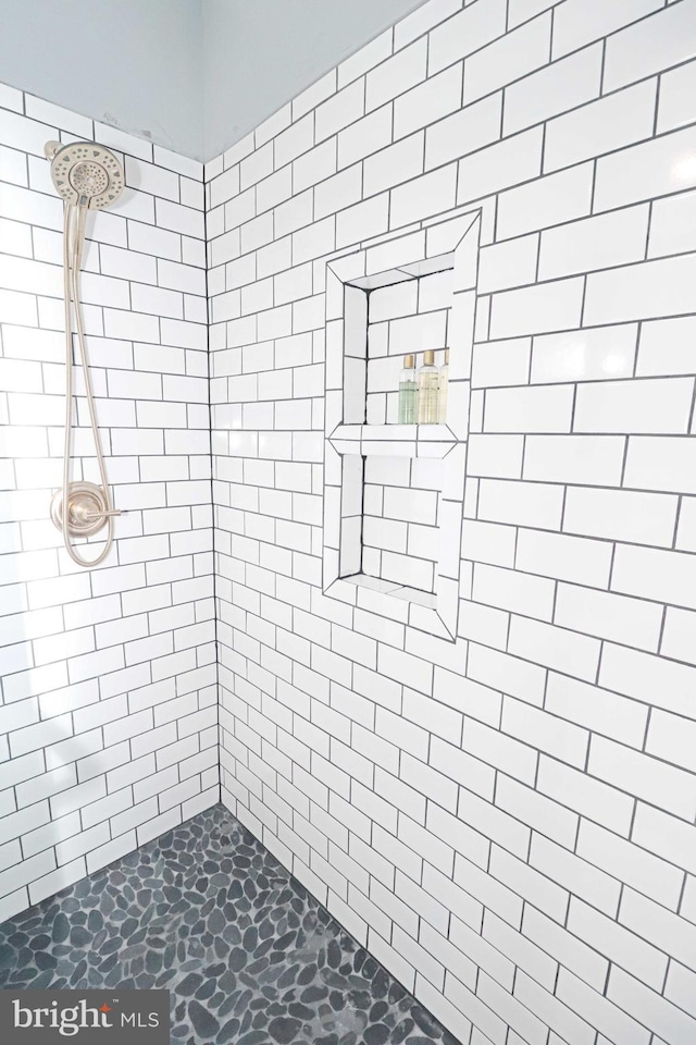 full bathroom featuring a tile shower