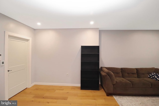 living area featuring light wood finished floors, recessed lighting, and baseboards