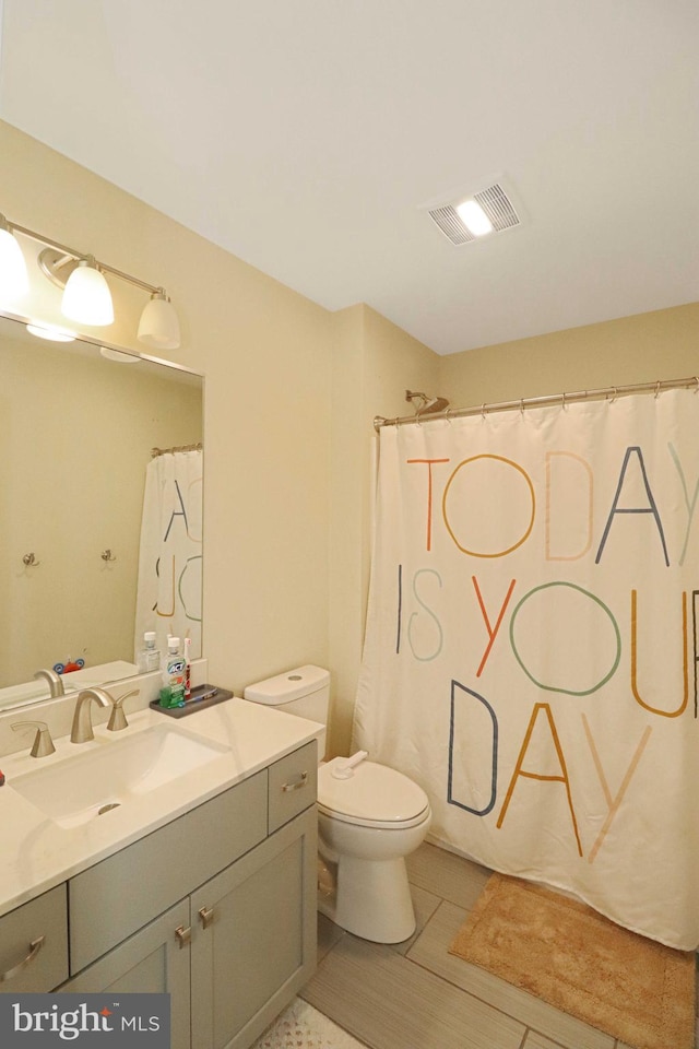 full bath with vanity, toilet, a shower with curtain, and visible vents