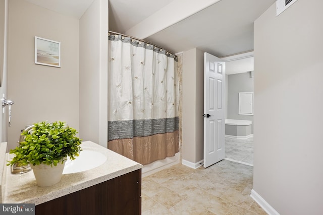 full bathroom featuring visible vents, baseboards, a shower with curtain, and vanity