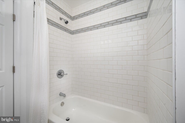 full bath with shower / tub combo with curtain