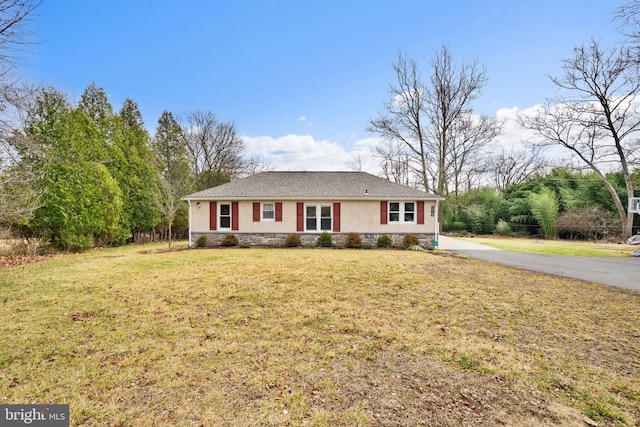 ranch-style home featuring a front lawn