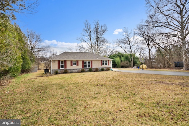 single story home with a front lawn