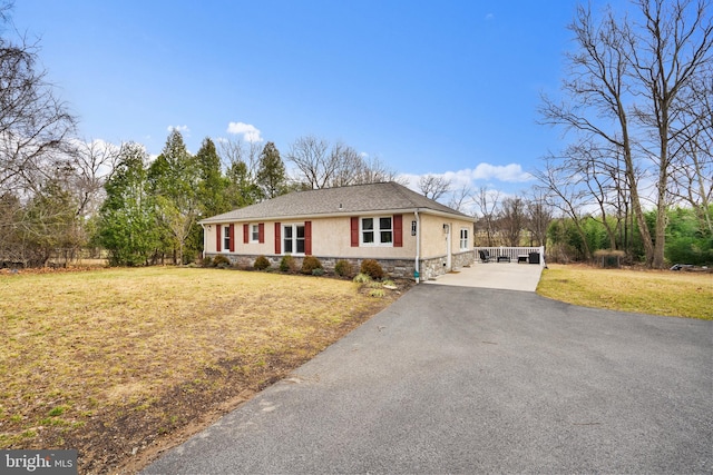 view of front of home featuring driveway and a front lawn