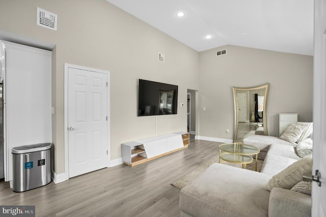 living area featuring baseboards, visible vents, wood finished floors, and recessed lighting