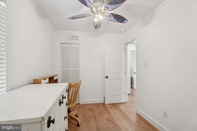 home office featuring visible vents, light wood-style flooring, crown molding, and ceiling fan