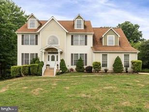 view of front of home with a front lawn